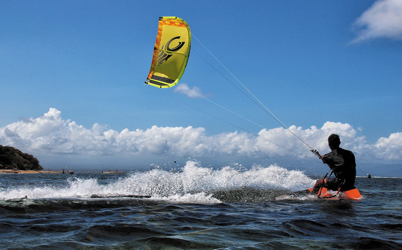 https://mygreentrip.com/wp-content/uploads/2018/07/kite-surfing-1778289_1920-800.jpg